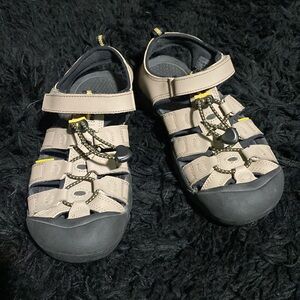 Keen outdoor waterproof women sandals size 6 beige